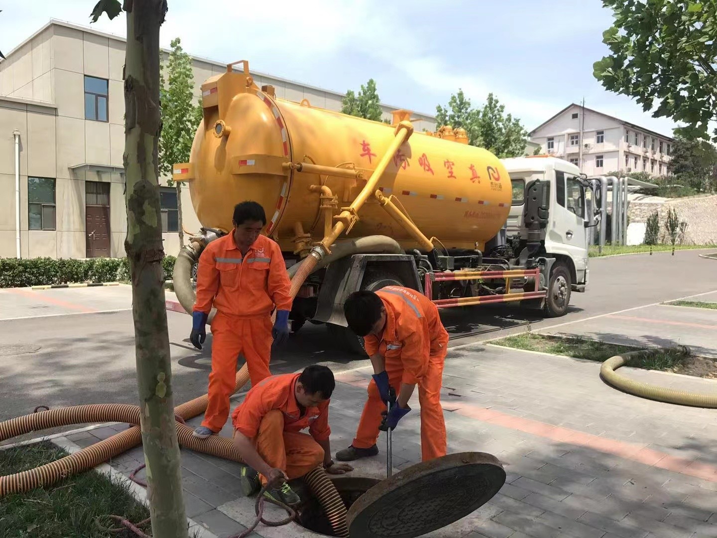 薛城管道疏通车停在窨井附近