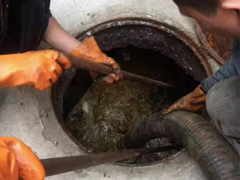 薛城清理化粪池时如何避免沼气的危害？